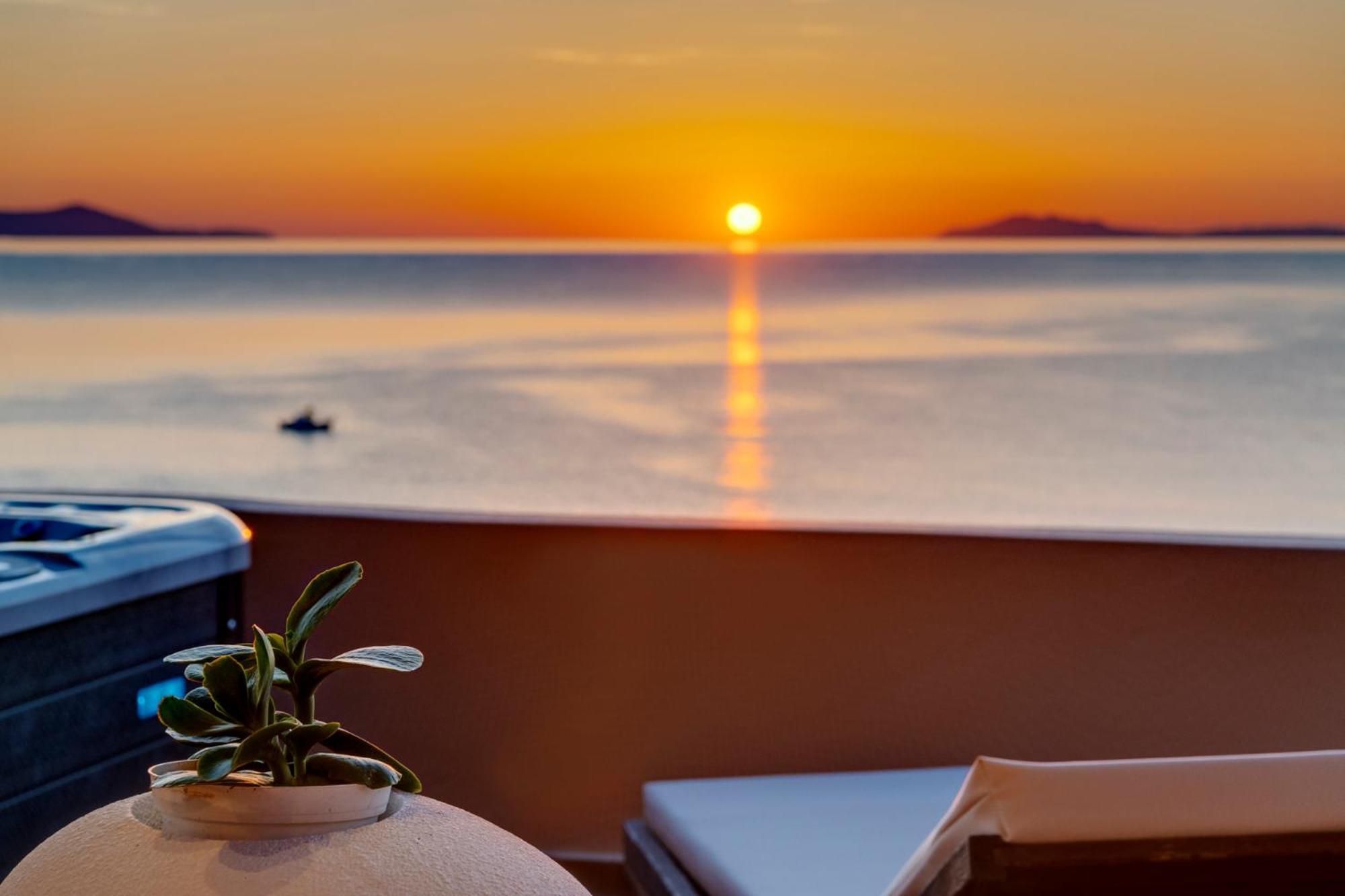 Lalari Beach Suites Vári Dış mekan fotoğraf